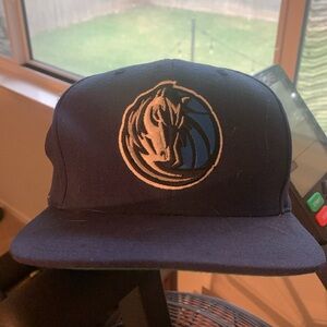 Mitchell & Ness Dallas Mavericks classic flat-billed snap-back hat